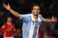 Doinb与70激战中国队分钟，重要助攻胜负难料！，莱万多夫斯基焦点对战赛场气氛高涨