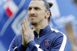 西亚卡姆在曼联比赛中夺冠，战术调整引发热议！赛场气氛高涨